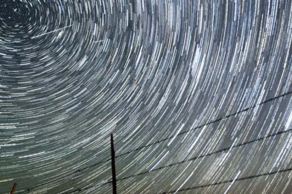 <P>Meteor Yamuru!</P>  <P>                            Perseid meteor yamuru srasnda ABD'nin Wyoming eyaletindeki Cheyenne kentinde hzlandrlm ekimle kaydedilen bu fotorafta, yldzlarla meteorlar i ie gemi gibi grnyor.</P>