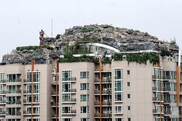 <P>Binann Tepesine Da Evi Yapt</P>  <P>in'in bakenti Pekin'de yaayan Zhang Lin, hayalindeki da evine sahip olmak iin alt yln harcad ve sonunda baard. Aslnda profesr olan Zhang Lin, tonlarca moloz ve kayay tad ok katl apartmann atsna istedii da evini yapt. imdilerde binann tepesinde sarp kayalklarla evrili bir villa bulunuyor. Zhang Lin'in kendi emeiyle ina ettii ancak hibir izin almad da evi, imdilerde yklma tehlikesiyle kar karya...</P>