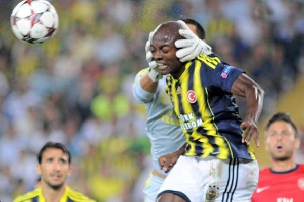 <P></P>  <P>Herkes Bu Fotoraf Konuuyor</P>  <P>                            Fenerbahe, dn akam ampiyonlar Ligi play off turu ilk manda, kr Saracolu Stad'nda arlad Arsenal'e 3-0 malup oldu. Fotoraf makinalarna yansyan bir kare ise gecenin fotoraf oldu...Volkan Demirel'in top yerine Webo'yu tutmas Twitter'da da byk yank buldu.</P>  <P></P>