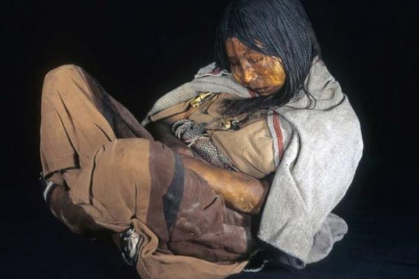 <P>Tanrlara Kurban Edilmek in</P>  <P>                            Bilim insanlar, nkalarn insan kurban etme geleneklerine ilikin nemli ayrntlar ortaya kard.  ocuk kurbann mumyas aratrmada yardmc oldu. 500 yllk  ocuk mumyasn inceleyen bir uluslararas aratrma ekibi, incelemelerde nemli sonular elde etti. Kurban olarak seilen ocuklarn alkol ve koka aacnn yapraklaryla aylarca lme hazrland tespit edildi. nsan kurban etme, 11'inci yzyl civarnda Gney Amerika'da kurulan nka medeniyetinin gelenekleri arasndayd.</P>