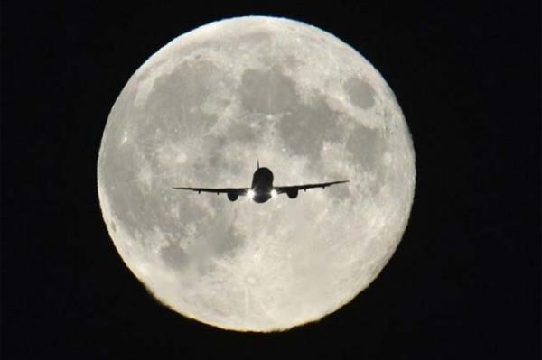 <P>Hasat Dolunay</P>  <P>Bir yolcu ua, &#8216;Hasat Dolunay&#8217; (harvest moon)nn nnden geerken objektife taklyor. Sonbahar ekinoksundan bir nceki dolunaya, hasat zamanna denk geldii iin geleneksel olarak hasat dolunay ismi veriliyor. ngiltere</P>