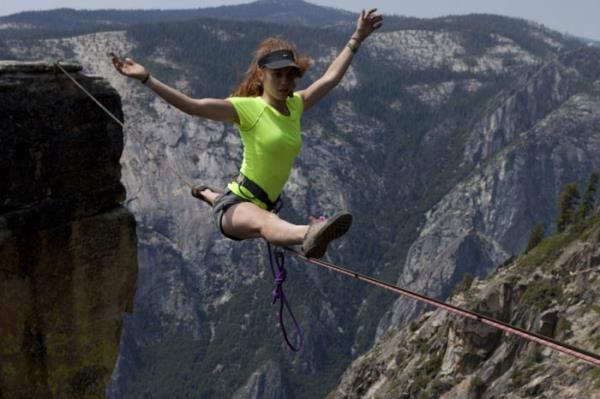 <P>Bunu Yapmak Yrek ster</P>  <P>                            Kaliforniya'da bulunan Yosemite Ulusal Park'nda yaplan bu gsteriyi izlemeye yrek dayanmaz. 1000 metreden daha fazla olan ykseklie gerilmi halat zerinde yryen bu kadn inanlmas g akrobatik hareketler yapyor. eitli yerlerde bu tr gsteriler yapan Hayley Ashburn adl kadn ip zerinde dz alandaki kadar rahat...</P>