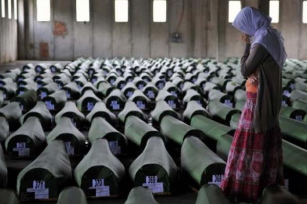 <P>Utan Yl!</P>  <P>Bosna sava srasnda Srebrenitsa'da katledilen kurbanlardan kimlikleri tespit edilenlerin cenazeleri, Potoari kynde, sava esnasnda Hollandal askerlerin, kendilerine snan Bonaklar', Srp askerlere teslim ettii eski akmlatr fabrikasnda bekletiliyor. Cenazeler, yarn yaplacak Soykrm Anma Treni'nin ardndan topraa verilecek.</P>