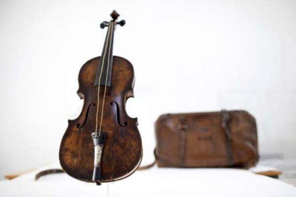 <P>Titanic'ten Arda Kalan Keman</P>  <P>                            Titanic'in batmadan nceki son anlarnda alan orkestrann lideri Wallace Hartley'ye ait olan keman Kuzey rlanda'da sergileniyor. Titanic buz dana arptktan sonra yolcular sakinletirmek iin almaya devam eden orkestrann lideri olan Hartley'nin keman l bedeniyle birlikte kazadan 10 gn sonra bulunmutu.Kemann zerinde nianls tarafndan yazlm 'Wallace iin, nianmzn erefine' yazs bulunuyor.</P>