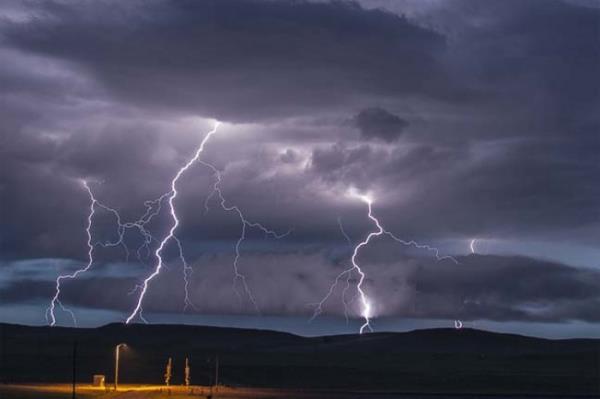 <P>Frtna avcs Roger Hill ve ei Caryn, bu yl frtna mevsiminde ABD'yi batan aa dolat. Frtna peinde koan ift ABD snrlar ierisinde 50 bin mil yol katetti. "Ben 670, Caryn ise yaklak 200 hortum grd. Her birini grdmde ilk kez gryormu gibi heyecan duyuyorum." diyor Hill.  Oklahoma'daki bu gk grltl frtnada bulutlar aras imekler etraf aydnlatyor. Hortumlara yaklamak tehlikeli ve zor olsa da huni biimleri fotoraf ve videolarda gz alc bir grnm yaratyor.</P>