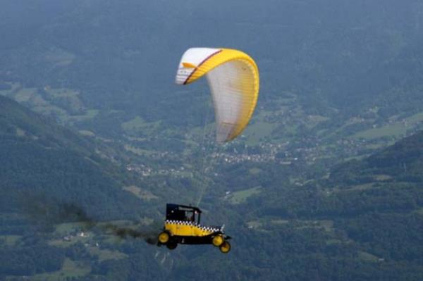 <P>Gkten Otomobil Dt</P>  <P>                            Fransa&#8217;nn Saint Hilaire du Touvet blgesinde getiimiz cumartesi yaplan ve bu yl krkncs dzenlenen Icare Kupas yama parat festivali blgede byk ilgi ekti.Katlmclar birbirinden ilgin ve yaratc tasarmlaryla birlikte inilerini gerekletirdi.Festivalde yama paratnn yan sra planr uuu ve akrobatik uu da yaplabiliyor</P>