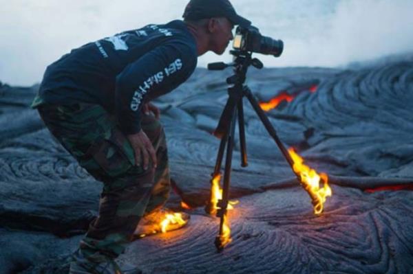 <P>Fotoraf ekeceim Diye...</P>  <P>                            Fotoraf sanats Kawika Singson, Hawaii yanardalarn fotoraflarken tripodu ve ayakkabs tutuunca byk tehlike atlatt. Aktif olan Hawaii yanardalarn fotoraflamak zere blgeye giden Singson, bu srada mamann bir ksmn ekipmanna dmesi nedeniyle zor anlar yaad. Buna karn ekimi yarda brakmayan Singson, ''Ben aslnda ekim yaptm blgeleri ilan etmeyi sevmem. Sr gibi saklarm. nk baka insanlarn da o blgeye gidip yaralanmasn veya tehlikeye atlmasn istemem''dedi</P>