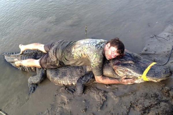 <P>2 Gnde, 330 Kiloluk 2 Dev</P>  <P>                            Dnyann en uzun drdnc nehri olan ABD'deki Mississippi Nehri'nde birka gn arayla yakalanan rekor byklkteki iki timsah heyecan yaratt. Dustin Bockman adl avcnn Claiborne blgesinde yakalad 330 kilogramlk timsahn ardndan, Beth Trammel, Yazoo Kanal'nda 328 kiloluk bir timsah daha avlad. Bockman ve Trammel, devasa hayvanlar sudan karabilmek iin uzun saatler harcadklarn anlatt.</P>