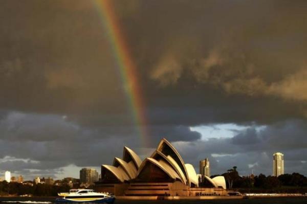 <P>Gkkua Etkisi</P>  <P>                            Gneli bir k gnnde Sidney Opera Binas&#8217;nn zerinden ykselen gkkua, etkileyici bir grnt oluturuyor. Yetkilerin aklamalarna gre Sidney bu yl, 19 derecelere ulaan hava scaklyla tarihinin en scak Temmuz aylarndan birini geirdi. Avustralya</P>