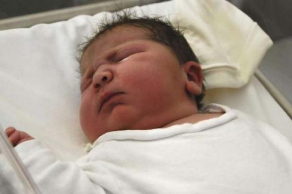 <P>Doduu Anda Rekor Krd</P>  <P>                            spanya'da 6,2 kilogram doan Maria Lorena adl bebek, normal doumla dnyaya gelen en iri bebek rekorunun da sahibi oldu. spanya'da yaayan ve ngiliz vatanda olan 40 yandaki anne Maxime Marin, bebeinin iri olacan bildiini ancak bu kadarn tahmin etmediini syledi. Marin, "Epidural yntemine bile ihtiyacm olmad" diye konutu.</P>