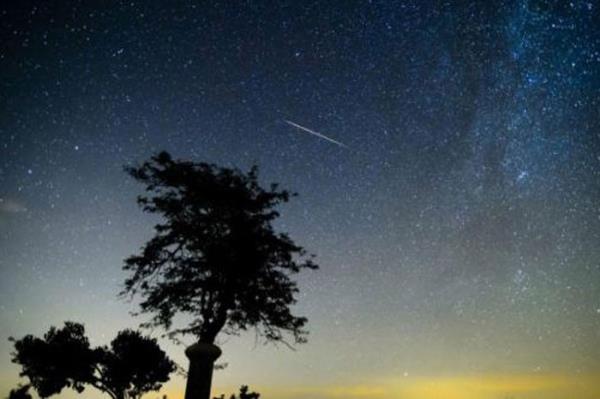 <P>Grenleri Byledi</P>  <P>                            Astronomi merakllar ve bilimciler Perseid meteor yamurlarnn Dnya atmosferine girmesini plak gzle izledi. Perseid meteor yamurlar, 1992 ylnda Dnya'nn yaknlarndan geen Swift-Tuttle kuyruklu yldzndan arda kalan kalntlardan oluuyor. Bu meteor yamurlar, Gne'in etrafnda dn srasnda Dnya'nn bu kozmik toz bulutuna rastlamas sonucu gerekletiinden her yl ayn dnemde gzlemlenebiliyor.</P>