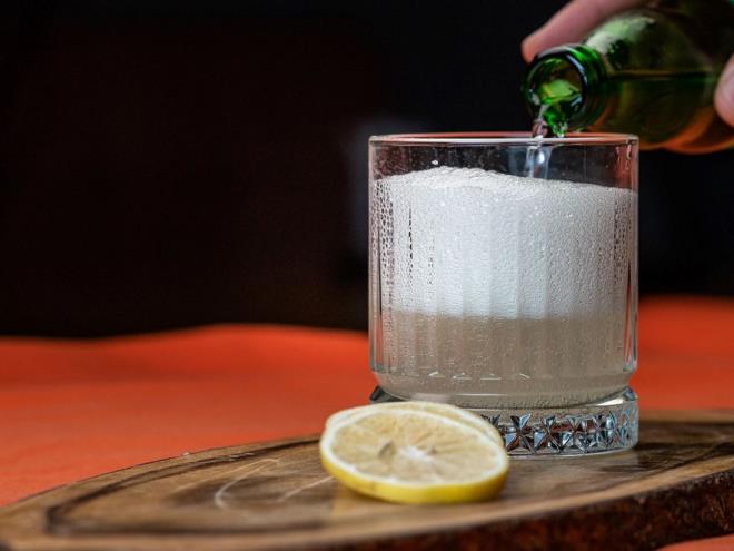 EKERL ECEKLER MADEN SUYUYLA DETRN    Dr. Sethi, ekerli gazl iecekleri ve enerji ieceklerini maden suyuyla deitirmenizi neriyor. Gnlk olarak ekerli iecekler tketmenin kolorektal kanserin erken balangcn %32 orannda artrabileceini belirtiyor. Kolorektal kanser, barsak kanseri, kolon kanseri veya rektal kanser olarak da bilinir, kolon veya rektumda gelien bir kanser trdr. Bu, dnya apnda en yaygn kanserlerden biridir. 50 ya st kiiler genellikle daha fazla risk altndadr. Aile gemii ve diyet ve egzersiz gibi yaam tarz faktrleri de riski etkiler. Bu nedenle ekerli iecekleri azaltmak ileriye dnk bir yoldur.