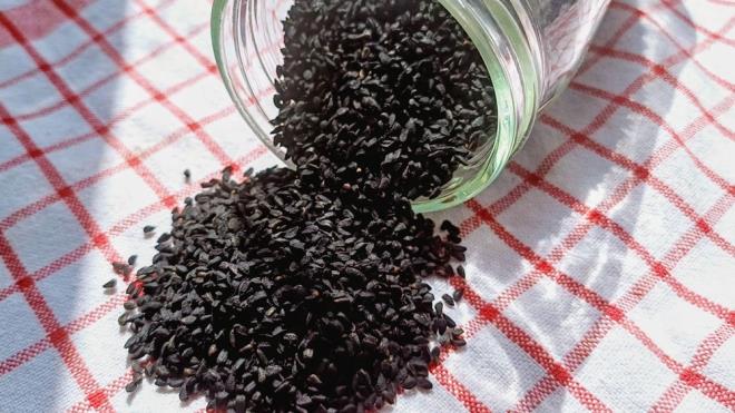 rek otu, binlerce yldr geleneksel ilalarda kullanlan bir bitkidir. Ancak son dnemde dnya apnda bilim insanlar, bu kk siyah tohumlarn gezegendeki en gl doal iltihap nleyici gdalardan biri olabileceini vurgulamaktadr. Hatta baz uzmanlar, rek otunun iltihapla mcadelede, zerdeal ve zencefilden daha etkili olabileceini ne srmektedir.    Peki, rek otunun iinde onu bu kadar zel klan nedir? Vcudun daha iyi hissetmesine, daha hzl iyilemesine ve daha gl kalmasna nasl yardmc olabilir?  <br>  te bilmemiz gereken her ey