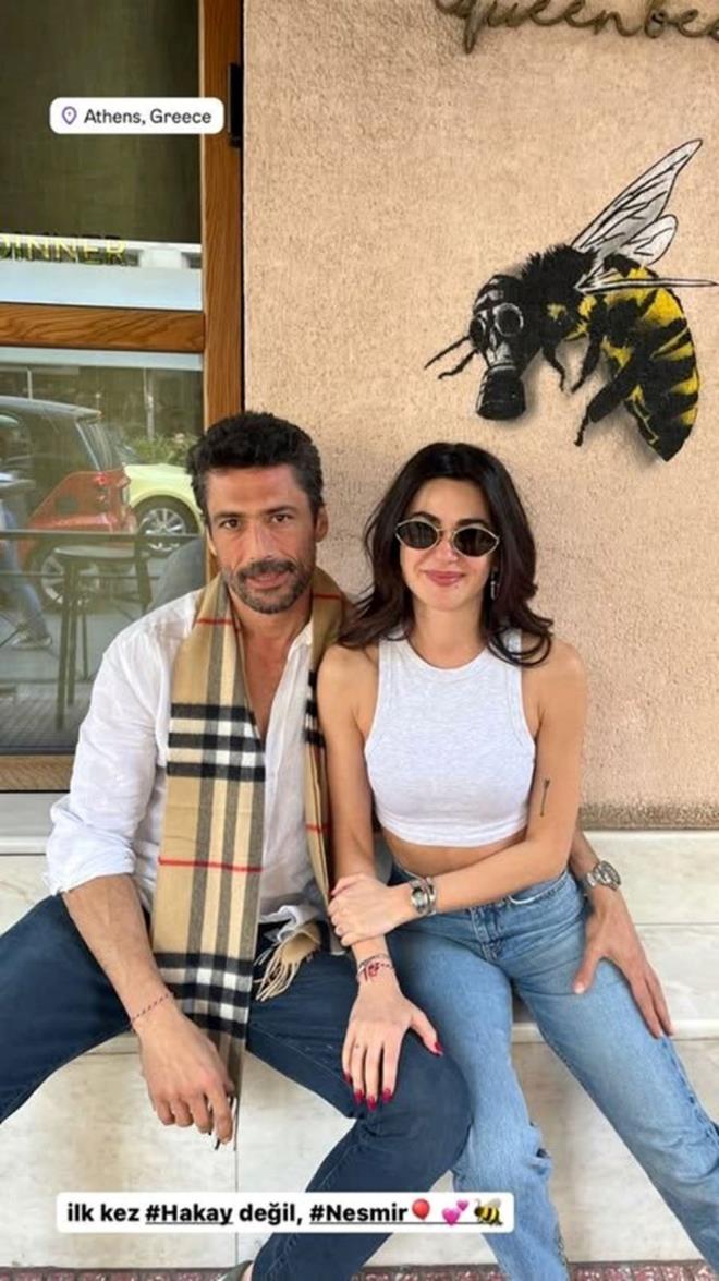 Yasak Elma, Ar Roman Yeni Dnya, Bizim Hikaye gibi yapmlarda rol alan Nesrin Cavadzade, zel hayatyla gndemde.    SET AKI GEREK OLDU    42 yandaki Nesrin Cavadzade'nin getiimiz haftalarda Sandk Kokusu'ndaki partneri Pamir Pekin ile ak yaad ortaya kmt.    Daha nce de ak iddialaryla gndeme gelen ikiliden Pamir Pekin, sosyal medya hesabndan Nesrin Cavadzade'yle birlikte fotoraflarn paylat. Oyuncu ift, bylelikle birlikteliklerini sosyal medyadan ilan etmi oldu.