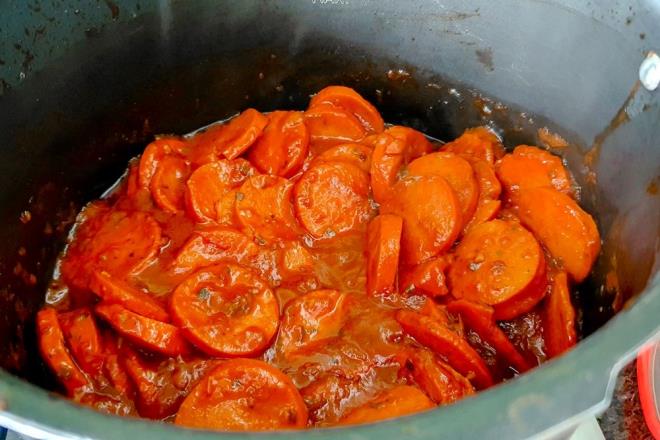 NGLTERE'DE RSK BYYOR    ngiltere?de yaplan geni kapsaml aratrmalarda, dzenli olarak ilenmi et tketen kiilerin kolon kanserine yakalanma riskinin %40 orannda daha yksek olduu belirlendi. 2025 ylna ait baka bir aratrma ise, krmz ve ilenmi etin, alkol dnda kolon kanseriyle dorudan balantl tek beslenme faktr olduunu ortaya koydu.