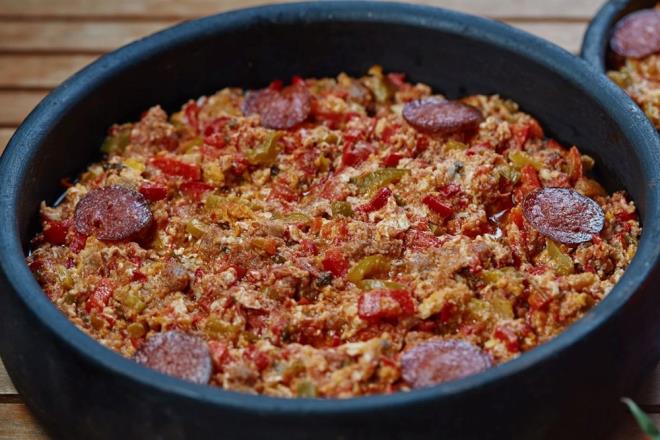 Salk uzmanlar, ilenmi etin kolon kanserine yol aabileceini gsteren aratrmalar dorultusunda, doktorlara nemli bir arda bulundu. Uzmanlar, hastalarn pastrma, sosis ve benzeri ilenmi et rnlerinden uzak durmalar konusunda hekimlerin daha net uyarlarda bulunmas gerektiini sylyor.    Aratrmalar, son 30 ylda gen yata kolon kanseri tehislerinin dnya genelinde yzde 80 orannda arttn ortaya koydu. Bilim insanlar bu artn nedenleri arasnda evresel kirlilik, obezite ve ime suyundaki mikroplastikler gibi faktrleri gsterse de, asl odak ilenmi et tketimine evrilmi durumda.