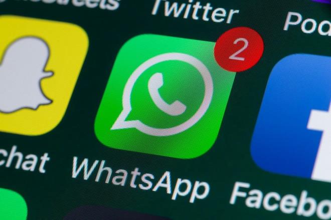 WhatsApp'ta uzun yllardr mesajn iletim durumunu belirtmek iin  farkl simge kullanlyordu: Tek gri tik, mesajn kar tarafa gnderildiini; ift gri tik, mesajn alcya ulatn; ift mavi tik ise mesajn okunduunu gsteriyordu. Whatsapp'n yeni zellii sayesinde bu durumu daha ayrntl bir ekilde takip etmek mmkn.