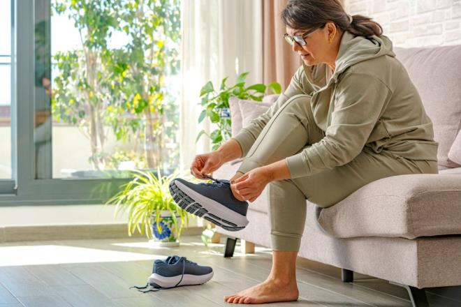 Westminster niversitesi?nden Mikrobiyolog Dr. Manal Mohammed, her drt ayakkab iftinden birinde, yaam tehdit eden bbrek hastalklarna yol aabilecek toksik E. coli bakterisinin bulunduunu syledi.    Dr. Mohammed, zellikle araba yollar ve kaldrmlarda kullanlan kanserojen dolgu maddelerinin de ev ierisine tanabileceini belirtti. Aratrmalar, bu zararl maddelerin i mekanlarda, d ortama gre 37 kat daha youn ekilde bulunabileceini ortaya koyuyor.