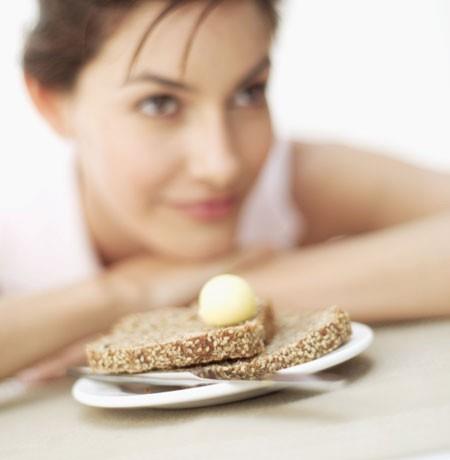 Yeterli ve dengeli beslenememek sonucu oluan demir eksiklii, aneminin en nemli nedenidir.