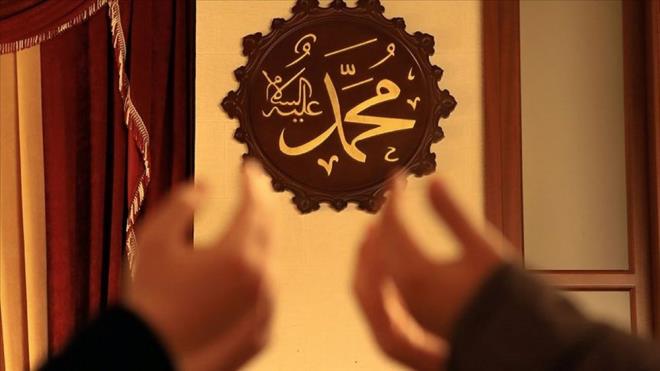 MEVLD KANDL HAKKINDA    Szlkte "doum yeri ve zaman" anlamna gelen mevlit, slam kltrnde zellikle Hazreti Muhammed'in doumunu, bu kapsamda yaplan trenleri ve yazlan eserleri ifade etmek iin kullanlyor.    Osmanl, Memlk, Eyyubi ve Fatimi devletleri dneminde Hazreti Muhammed'in doum gnnn resmi trenlerle kutlanlmasnn yan sra Trk ve Arap edebiyatnda peygamber sevgisinin ilendii eserler kaleme alnd.    zellikle slam toplumlarnn byk bir ksmnda youn ilgi gren Sleyman elebi'nin "Vesilet'n Necat (Kurtulu Vesilesi)" adl mesnevisi, besteli veya kendine has bir ekilde irticalen mevlit merasimlerinde okundu.