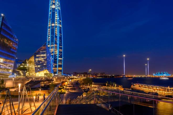 Yapda, her katn tasarm bir ncekinden farkl olduu iin ina sreci olduka karmakt. Arktik Daire?ye yaknl da birok yapsal sorunu beraberinde getiriyor.