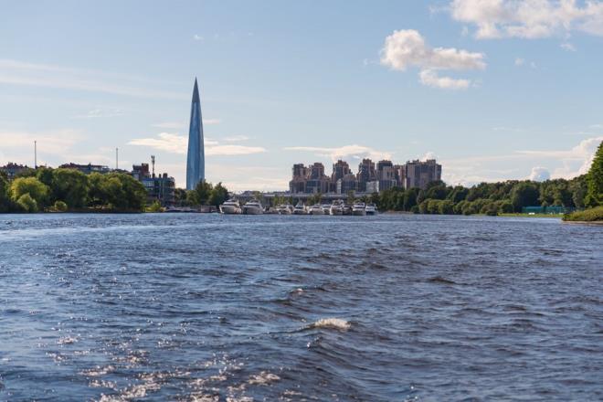 Yuvarlak formu sayesinde sert hava koullarna kar daha dayankl olan bina, bu tasarmyla rzgrn etkisini azaltyor. Ancak kulenin tepe ksmnda yer alan ak rg yaps, rzgrn geiine izin verirken, ayn zamanda buz birikmesine neden olabiliyor. Bu buzlar, 460 metre yksekten aaya dme riski tayor.