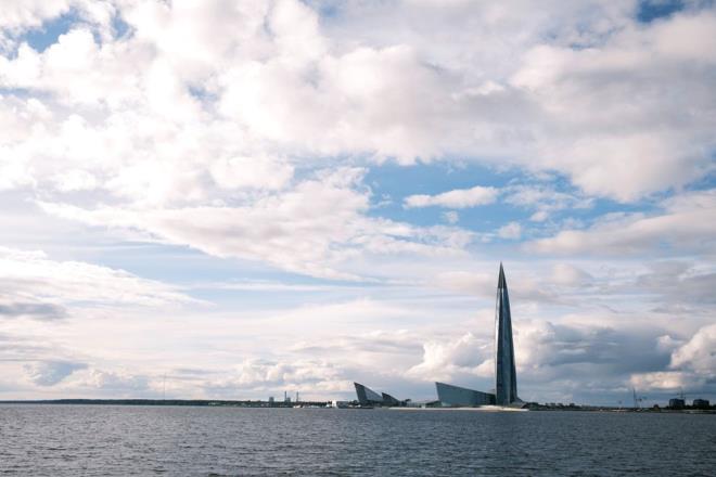 Rusya?nn zenginliini ve mimari alandaki iddiasn ortaya koymak amacyla tasarlanan Lakhta Center?n evresine de benzer yaplar ina edilmesi planlanyordu. Ancak Ukrayna?daki sava ve sonrasnda gelen ekonomik yaptrmlar, i gc sknts yaratarak bu projelerin askya alnmasna neden oldu.