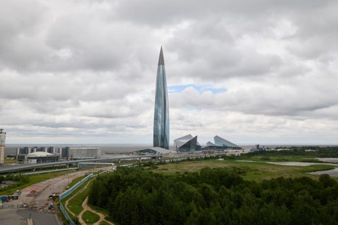 Grnte olduka yksek olan bu bina, aslnda byk lde boluktan oluuyor. Tepedeki 117 metrelik ksm, yalnzca ykseklii artrmak amacyla yaplm ve bu durum, baz evreler tarafndan gsteri ykseklii (vanity height) olarak adlandrlyor. Ayn durum, 828 metrelik Burj Khalifa iin de geerli. Binann 200 metresi tamamen estetik amalarla eklenmi.
