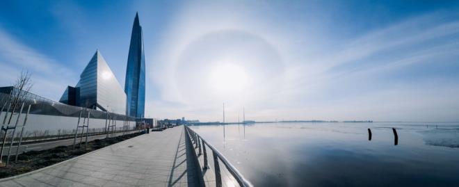 ounlukla camdan ina edilen yapnn cephesi, 16 bin 500?n zerinde kavisli cam panelle kapl. erisinde spor salonu, alveri alanlar, restoranlar ve bir de planetaryum yer alyor.    Tasarm, 1611 ylnda sveliler tarafndan ina edilen ve gnmz St. Petersburg snrlar iinde kalan tarihi bir kaleden ilham alyor.