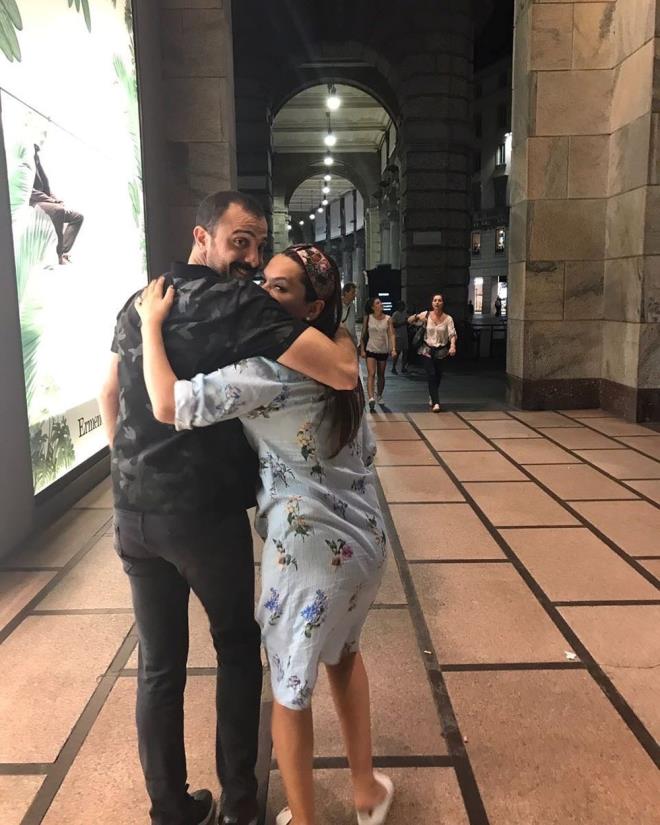 2012 ylnda nikah masasna oturan arkc Demet Akaln ile Okan Kurt, 2014'te kzlar Hira'y kucaklarna almt.