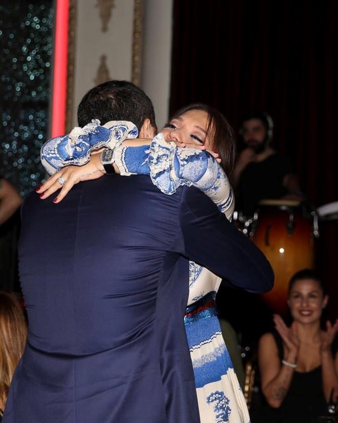 "alkala", "Kulp", "Afedersin", "Bebek" gibi arklarla tannan nl sanat Demet Akaln bugn 53 yana bast.