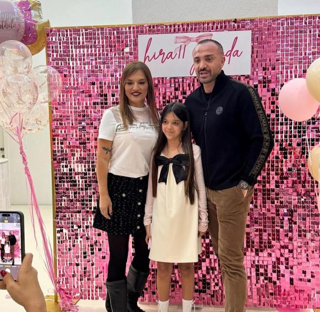 Akaln, getiimiz gnlerde Okan Kurt'un doum gnn "Hayatmn anlam, iyi ki dodun Rabbim bizi ayrana kadar seni sevmeye devam edeceim miniim." notuyla kutlamt.    Akaln'n bu paylamna kaytsz kalamayan Okan Kurt ise nl arkcya "Canm akm, seni seviyorum" diye seslendi.