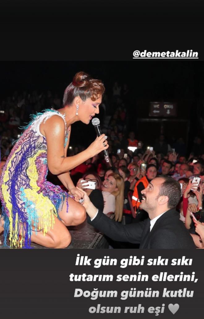 "DOUM GNN KUTLU OLSUN RUH E"    Kurt daha sonra Akaln'n konseri esnasnda ekilen fotorafa "lk gn gibi sk sk tutarm senin ellerini. Doum gnn kutlu olsun ruh ei." notunu dt.