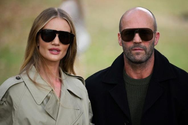 Jason Statham ve hayat arkada Rosie Huntington-Whiteley, iki ocuklaryla birlikte sk sk helikopterle seyahat etmeyi tercih ediyorlar. Ancak The Sun?da yer alan habere gre, nl iftin en son bir binicilik okulunun yaknlarna ini yapmas, blge sakinlerini kzdrd. Helikopter sesinden rken atlarn huzursuz tavrlar sergiledii iddia edildi.