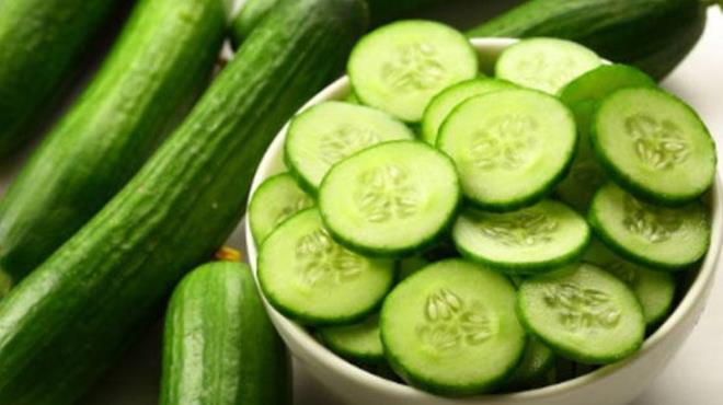 <h2>Gerekli malzemeler</h2><p></p><p>- 5 litrelik pet ie- 5 litrelik pet ie<br>- Salatalk tohumlar<br>- Bahe topra<br>- Sulama kab</p><p>Hazrlk aamasnda, pet ienin dip ksmn keserek bir kapak gibi kullanacanz st ksmn koruyun. Bahenizde salatalk tohumlarn ekeceiniz alan belirleyin. Bu yntemde tohumlar mevcut bitkilerin arasna ekilebilir.</p>