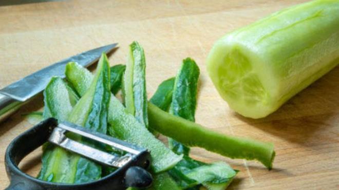 Bahenizde belirlediiniz alana, rnein marullarn arasndaki boluklara, salatalk tohumlarn ekin. nce topra hafife kartrn, ancak derin bellemekten kann. Ykseltilmi sebze yataklarnda, topran mikroorganizma yapsn ve kapiller kanal sistemini bozmamak iin sadece yzeysel bir ilem yapn. Her noktaya bir salatalk tohumu yerletirin ve zerine en fazla 1 cm toprak rtn.