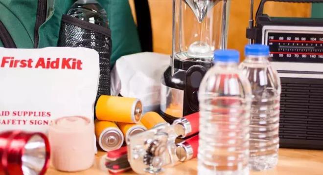 DEPREM ANTASINDA NELER OLMALI?  <br><br>  Gda  <br>  Yksek kalorili, vitamin ve karbonhidrat ieren, su kaybn nleyen ve dayankl (abuk bozulmayan) gdalar (Konserve, kuru meyveler, tahin?pekmez, meyve suyu, vb.).