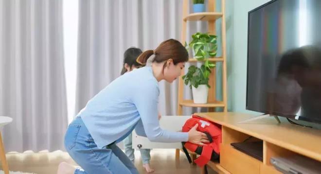 Pek ok evre ilden hissedilen 6,2 byklndeki stanbul depremi sonras vatandalar deprem antas nasl yaplr sorguluyor. Afetlere kar hazrlkl olmay salayan deprem antas, hayat kurtarc olabiliyor. Peki, deprem antas nasl hazrlanr ve deprem antasnn iinde neler olmal?