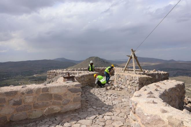 Surlarn mikro enjeksiyonla salamlatrmas ve konservasyonunu yapan ekipler dier mesken kalntlarnn da salamlatrma, konservasyon ve restorasyon uygulamalarnda sona yaklat.