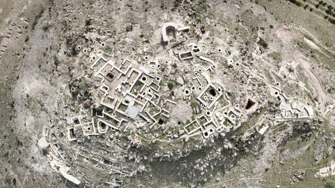 Merkez Seluklu ilesinde bulunan Helenistik, Roma, Bizans, Seluklu, Karamanoullar ve Osmanl'ya kadar binlerce yldr birok medeniyetin izlerini tayan Gevale Kalesi'nde, Kltr ve Turizm Bakanl ile Seluklu Belediyesi ibirliinde almalar yrtlyor.    Gevale Kalesi 3. Etap Restorasyon almalar kapsamnda, yrme yollar, dehlizler, hamam, ibadet mekanlar ve 100'n zerinde sarncn konservasyon ve restorasyonu tamamland.