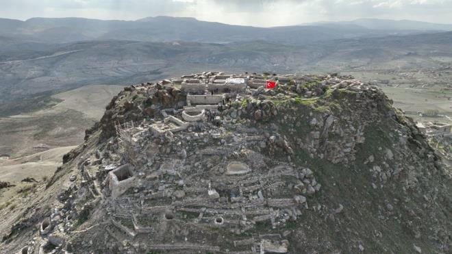 ''TURZME NEML BR KATKI SALAMAYI DNYORUZ''    Takkeli Da'n, ykseltisi ve blgeyi 360 derece gzlemleme imkan sunmas nedeniyle tad stratejik deerinden dolay antik alardan beri bir kalenin bulunduu nemli bir yerleim alan olduunu vurgulayan Pekyatrmac, yle konutu:    "Buradaki kazlarda nemli bulgulara ulatk. 3. etap almalarmz planlamalar dahilinde sorunsuz bir ekilde tamamland. lkemize, Konya siluetine ve turizmine nemli bir katk salamay dnyoruz. Takkeli Da'n zirvesinde Gevale Kalesi'ni ziyarete gelen misafirlerimiz hem tarihin derinliklerine yolculuk edecekler hem de Konya'y panoramik olarak grebilecekler. Bu anlarn fotoraflayarak zamana iz debilecekler."