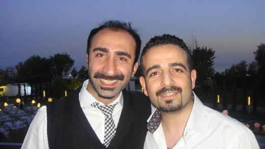 ANTA AMA 6 BN TL    Kl antay aacaksa, nce kendisine 6 bin TL grdermesi gerektiini syledi. Hatice D.'nin kz G.D., bu konuma zerine antay at. Ancak antadaki kazan iinde, altnlar yoktu. Bunun zerine dolandrldklarn anlayan anne ile kz, Kl hakknda Bakrky Cumhuriyet Basavcl'na su duyurusunda bulundu. Kl'a, Asliye Ceza Mahkemesi'nde nitelikli dolandrclk suundan 7 yl hapis istemiyle dava ald. Mahkeme, ayn sutan hakknda baka davalar da bulunan Kl'n dosyasn ar ceza mahkemesine gnderdi.