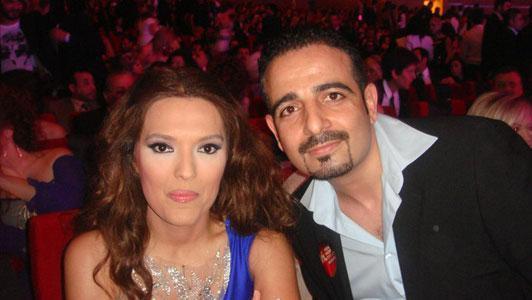  gn sonra Kl'tan telefon alan Hatice D., istei zerine ayn gn hesabna 800 TL yatrd. Ancak ikyetlerinde bir azalma yoktu. Hatta antay koyduu odaya girdiinde omuzunda bir arlk hissediyordu. Kl' tekrar arad. 'Medyum', 3 kurban daha kesmesini istedi. Hatice D., ayn gn kurbanlarn bedeli olarak 1000 TL'yi daha Kl'n hesabna yatrd. Bir ka ay sonra madden tken Hatice D., Mustafa Kl' arayarak, antadaki altnlar bozdurmak istedii syledi.