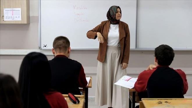 Puanlarn eit olmas durumunda ise bavuru yapt lisans programna ait diploma tarihi nce mezun olmu olana, bunun da ayn olmas halinde ise ya byk olana ncelik tannacak.