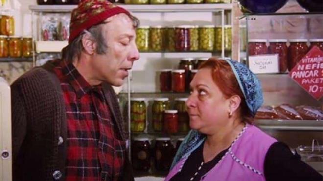 NEEL GNLER    Trk sinemasnn unutulmaz filmlerinden biri olan Neeli Gnler, belki de defalarca kez izlememize ramen her seferinde heyecanl ve elenceli dakikalar yaatan efsane bir film. 6 ocuklu Kazm ve Saadet iftinin ufak bir tartmasyla olaylarn gelitii filmin oyuncu kadrosu ise adeta yldzlar geidi.