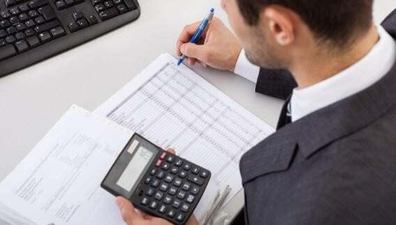 MUHASEBECLER VE VERG HESAPLAYICILARI    Muhasaebeciler tamamen ortadan kalkmasa da 2030 ylna kadar temel vergi hazrlamann yzde 100'nn yapay zeka yazlmyla tamamlanabilecei ngrlyor.