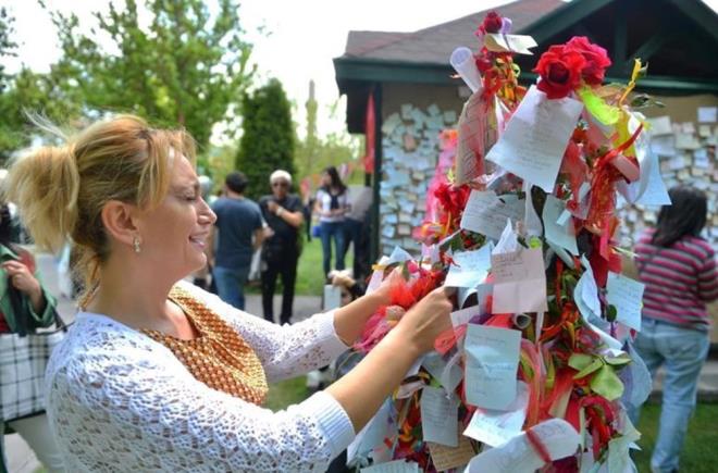 Mevsimlik bayramlarmzdan biri olan Hdrellez, lkemizde etkin bir biimde kutlanmaktadr. Byk ehirlerde daha az olmak zere, kasaba ve kylerde Hdrellez iin nceden hazrlklar yaplr. Bu hazrlklar, evin temizlii, st-ba temizlii, yiyecek-ieceklerle ilgili hazrlklardr. Hdrellez gnnden nce evler batan baa temizlenir. nk temiz olmayan evlere Hzr?n uramayaca dnlr. Hdrellez gn giyilmek zere yeni elbiseler, ayakkablar alnr.