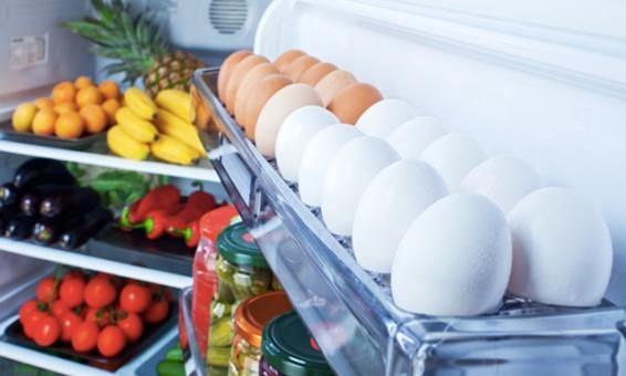 Salmonella bakterisi tama riski olan gdalar arasnda i veya az pimi et, yumurta, ykanmam meyve ve sebze ile pastrize edilmemi st yer alyor.