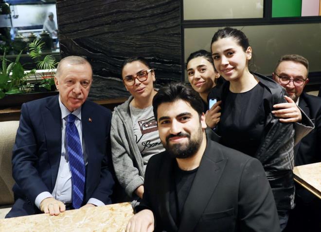 Bakent Ankara'da Stz'ndeki bir kafeye gelen Cumhurbakan Erdoan, vatandalarla hatra fotoraf ektirdi.