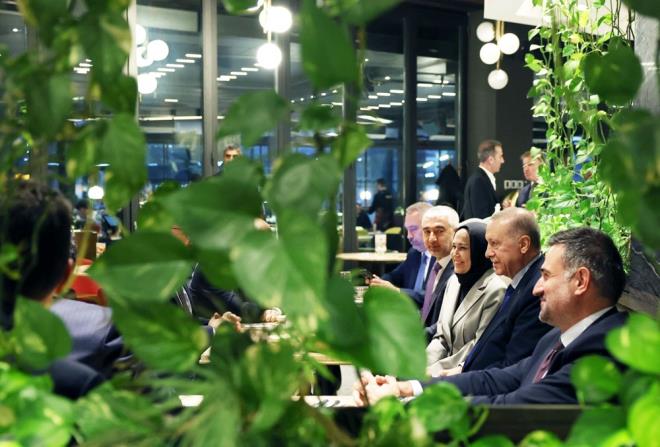 Cumhurbakan Erdoan'a, Cumhurbakan D Politika ve Gvenlik Badanman Akif aatay Kl ve baz AK Parti milletvekilleri de elik etti.